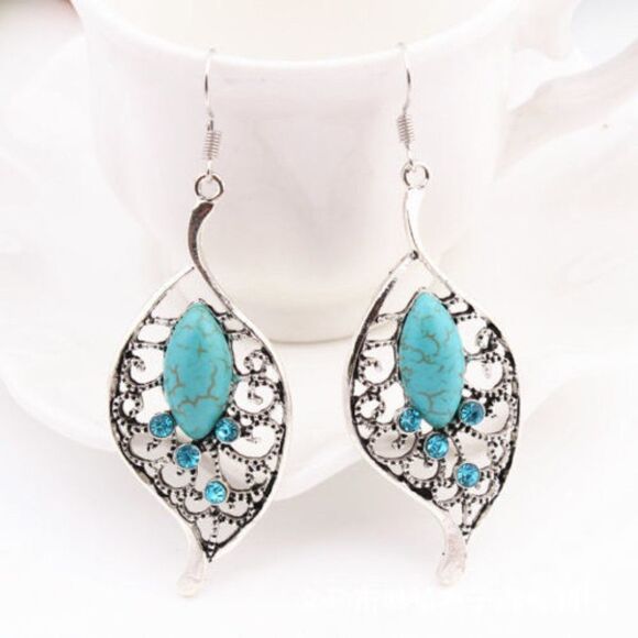 A&C GIFTS & DECOR. NEW, PROVOCATIVE TOURQUOISE & CRYSTAL EARRRINGS - Picture 5 of 5